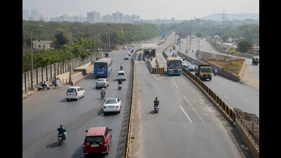 The Pune Mahanagar Parivahan Mahamandal Limited (PMPML) plans to install boom barriers and number plate scanners to ensure that only its buses use the bus rapid transit (BRT) corridors and check entry of private vehicles. (HT FILE PHOTO)