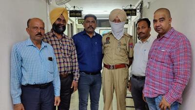 Accused ASI Baljit Singh (in uniform) in custody of vigilance bureau officials on Tuesday. (HT File)