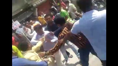 A video grab of Local hawkers assaulting Pune Municipal Corporation (PMC) staff at Dhanori-Lohegaon Road on Tuesday. (HT PHOTO) A video grab of Local hawkers assaulting Pune Municipal Corporation (PMC) staff at Dhanori-Lohegaon Road on Tuesday. (HT PHOTO)