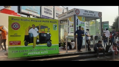 The prepaid autorickshaw booth at Pune station premises has shut down, encroachers are now seen occupying the stand. (HT PHOTO)