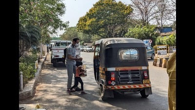 A passenger is seen requesting a ride from an auto driver outside Pune’s Lohegaon airport on Tuesday. (Shankar Narayan/HT PHOTO) A passenger is seen requesting a ride from an auto driver outside Pune’s Lohegaon airport on Tuesday. (Shankar Narayan/HT PHOTO)