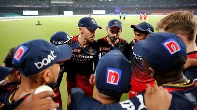 RCB scored over 200 but lost with their bowlers struggling to grip the ball due to excessive dew. (IPL) RCB scored over 200 but lost with their bowlers struggling to grip the ball due to excessive dew. (IPL)