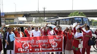 Anganwadi workers protesting for their demands at Gill Road in Ludhiana on March 29, 2022. (Harsimar Pal Singh/HT)