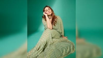 In her post, Huma Qureshi wrote, "I want to swim in the sky … possible ? Or just a dream I had last night …." (Instagram/@iamhumaq)
