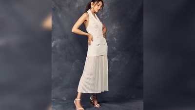 Turning her back to the camera to flaunt her back as well as the outfit, Rakul Preet struck a stunning pose for the camera. (Instagram/@rakulpreet) Turning her back to the camera to flaunt her back as well as the outfit, Rakul Preet struck a stunning pose for the camera. (Instagram/@rakulpreet)