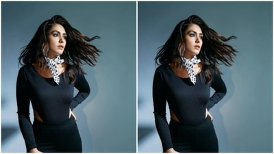 Assisted by hairstylist Dinkle Gosrani, Mrunal wore her shoulder-length tresses open in wavy curls. (Instagram/@mrunalthakur)