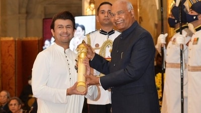Sonu Nigam receiving the Padma Shri from President Ram Nath Kovind.