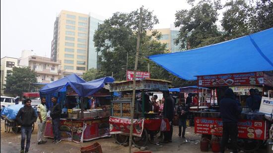 There are at least 1,700 street vendors at 148 street vending zones under the jurisdiction of the Gururgam civic body. According to the estimates of the MCG, there are around 18,000 street vendors across the city. (HT Archive) There are at least 1,700 street vendors at 148 street vending zones under the jurisdiction of the Gururgam civic body. According to the estimates of the MCG, there are around 18,000 street vendors across the city. (HT Archive)