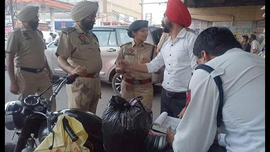 Traffic police challaning bikers with modified silencers in Ludhiana. (HT PHOTO)