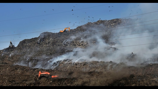 Smoke billows from the Ghazipur landfill after a fire at the site, on Tuesday. (Ajay Aggarwal /HT PHOTO)