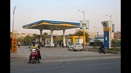 A petrol pump on Pune - Satara road near Katraj bore a deserted look on Tuesday as petrol prices continue to rise. (Ravindra Joshi/HT PHOTO)