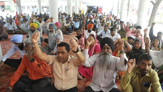 Employees of various departments and corporations, including bank officials, staging a protest as part of the nationwide Bharat Bandh at the Sector 17, Chandigarh. (HT_PRINT)