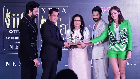 Ananya Panday posed with Salman Khan, Varun Dhawan and Maniesh Paul at the IIFA Awards 2022 press conference in Mumbai.(ANI)