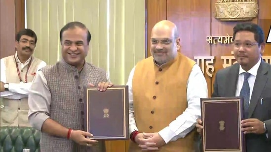 Assam CM Himanta Biswa Sarma and Meghalaya CM Conrad Sangma sign an agreement to resolve the 50-year-old pending boundary dispute between their states.