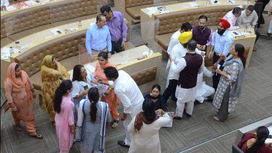 Councillors arguing during the MC House meeting in Chandigarh on Tuesday. (Keshav Singh/HT)