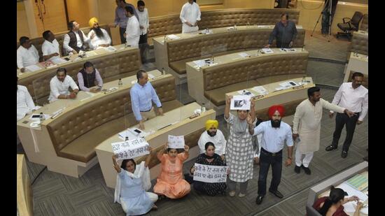 AAP councillors demanding a debate on the water tariff hike issue in the well of the MC House during a meeting in Chandigarh on Tuesday. (Keshav Singh/HT)