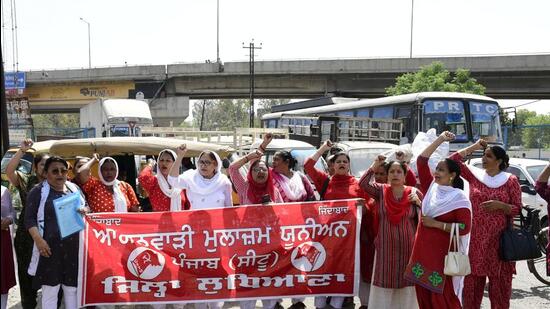Anganwadi workers protesting for their demands at Gill Road in Ludhiana on March 29, 2022. (Harsimar Pal Singh/HT)