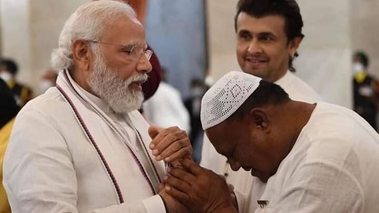 Padma Shri awardee Abdul Khader Nadakattin, who was honoured for his contribution to agriculture, expressing gratitude to PM Modi. (Pic Source: Narayanaswamy's Twitter Handle)&nbsp;