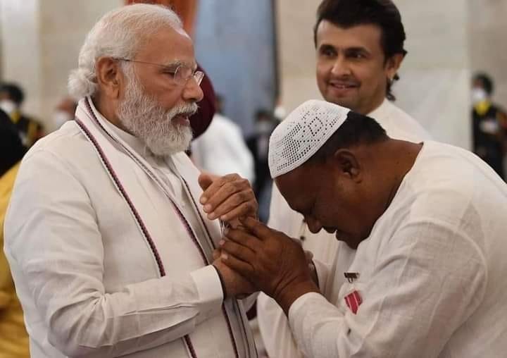 Padma Shri awardee Abdul Khader Nadakattin, who was honoured for his contribution to agriculture, expressing gratitude to PM Modi. (Pic Source: Narayanaswamy's Twitter Handle) 