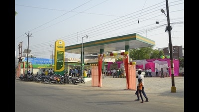 GGL’s CNG station became operational at Vikalp Khand, Gomti Nagar, on Wednesday (HT Photo) GGL’s CNG station became operational at Vikalp Khand, Gomti Nagar, on Wednesday (HT Photo)