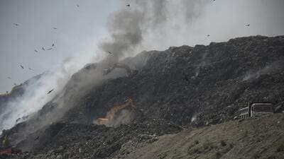 Smoke billows from the Ghazipur landfill after a fire broke out at the site on March 28, in New Delhi. (Sakib Ali/HT Photo) Smoke billows from the Ghazipur landfill after a fire broke out at the site on March 28, in New Delhi. (Sakib Ali/HT Photo)