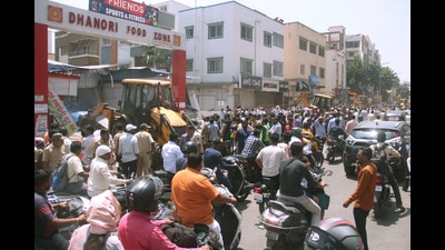 Anti-encroachment drive by PMC at Dhanori on Wednesday. (HT PHOTO)