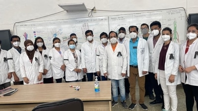 Resident doctors at AIIMS Delhi hold protest wearing black ribbons against the harassment of Dr Archana by a patient's attendants which led to her suicide at a private hospital in Dausa, Rajasthan. (ANI)