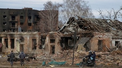 Local walks past buildings damaged by shelling, as Russia’s attack on Ukraine continues, REUTERS/Oleg Pereverzev (REUTERS)
