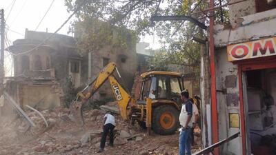 MCG demolishes four shops in Kaman Sarai coming in way of parking facility MCG demolishes four shops in Kaman Sarai coming in way of parking facility