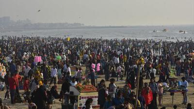 Huge crowd at Juhu beach, not following social distancing norms amid Covid-19 pandemic. (Anshuman Poyrekar/HT Photo) Huge crowd at Juhu beach, not following social distancing norms amid Covid-19 pandemic. (Anshuman Poyrekar/HT Photo)