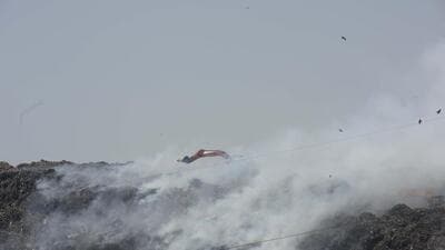 Smoke billows from Ghazipur landfill site. (HT) Smoke billows from Ghazipur landfill site. (HT)