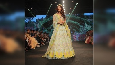 Sharing her pictures in the attire, Pooja Hegde wrote, "Had a blast walking for @keerthikadireofficial as ALEZAEH at FDCI x Lakmé Fashion Week Spring Summer 2022 #flowergirl." (Instagram/@keerthikadireofficial) Sharing her pictures in the attire, Pooja Hegde wrote, "Had a blast walking for @keerthikadireofficial as ALEZAEH at FDCI x Lakmé Fashion Week Spring Summer 2022 #flowergirl." (Instagram/@keerthikadireofficial)