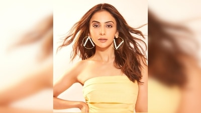 The dress features adjustable ruching along the sides with slits and is made from a lightweight linen fabric which is perfect for the summer season. (Instagram/@rakulpreet) The dress features adjustable ruching along the sides with slits and is made from a lightweight linen fabric which is perfect for the summer season. (Instagram/@rakulpreet)