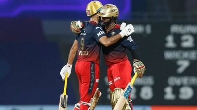 Dinesh Karthik with Harshal Patel (IPL/Twitter)