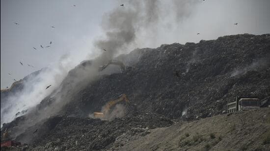 Smoke billows from the Ghazipur landfill after a fire broke out at the site on March 28, in New Delhi. (Sakib Ali/HT Photo)