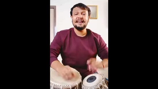 Instagram user @zrenilsheth in the viral Chaand Baaliyan tabla cover video. (instagram/@zrenilsheth)