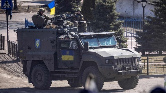Ukrainian military personel sit in a vehicule in the northeastern city of Trostianets, on March 29, 2022.(AFP) Ukrainian military personel sit in a vehicule in the northeastern city of Trostianets, on March 29, 2022.