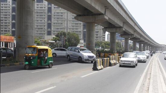 Gurugram, India-April 26, 2019: Authorities have closed the U-turn opposite Vipul Belmonte on Golf Course Road (GCR) which was infamous for accidents and traffic violations, and opened another cut 100 metres away, opposite a local eatery to ensure traffic movement remains unhindered, in Gurugram, India, on Friday, April 26, 2019. (Photo by Yogendra Kumar/Hindustan Times) **To go with Kartik Kumar's story (Yogendra Kumar/HT PHOTO) Gurugram, India-April 26, 2019: Authorities have closed the U-turn opposite Vipul Belmonte on Golf Course Road (GCR) which was infamous for accidents and traffic violations, and opened another cut 100 metres away, opposite a local eatery to ensure traffic movement remains unhindered, in Gurugram, India, on Friday, April 26, 2019. (Photo by Yogendra Kumar/Hindustan Times) **To go with Kartik Kumar's story (Yogendra Kumar/HT PHOTO)