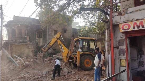 MCG demolishes four shops in Kaman Sarai coming in way of parking facility MCG demolishes four shops in Kaman Sarai coming in way of parking facility