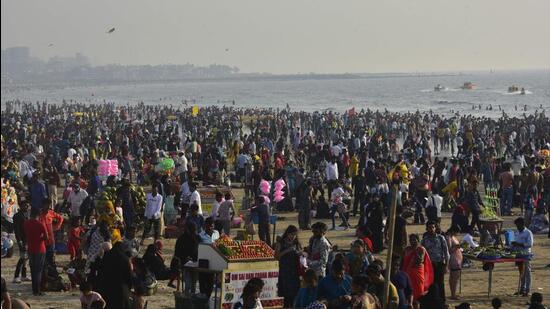 Huge crowd at Juhu beach, not following social distancing norms amid Covid-19 pandemic. (Anshuman Poyrekar/HT Photo)