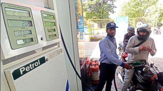 On Wednesday, the price of petrol in Chandigarh jumped to ₹100.42 from ₹99.6 a day ago. (Ravi Kumar/HT)