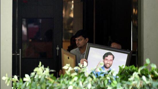 LJP workers vacate 12, Janpath bungalow, in New Delhi on Wednesday. (HT photo/Arvind Yadav)