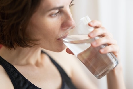 Manténgase hidratado bebiendo suficiente agua para apoyar la energía, la digestión y la salud en general. (Unsplash)