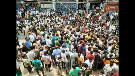 Shopkeepers stage a protest against killing of a businessman in Patna on Wednesday. (Santosh Kumar/HT Photo)