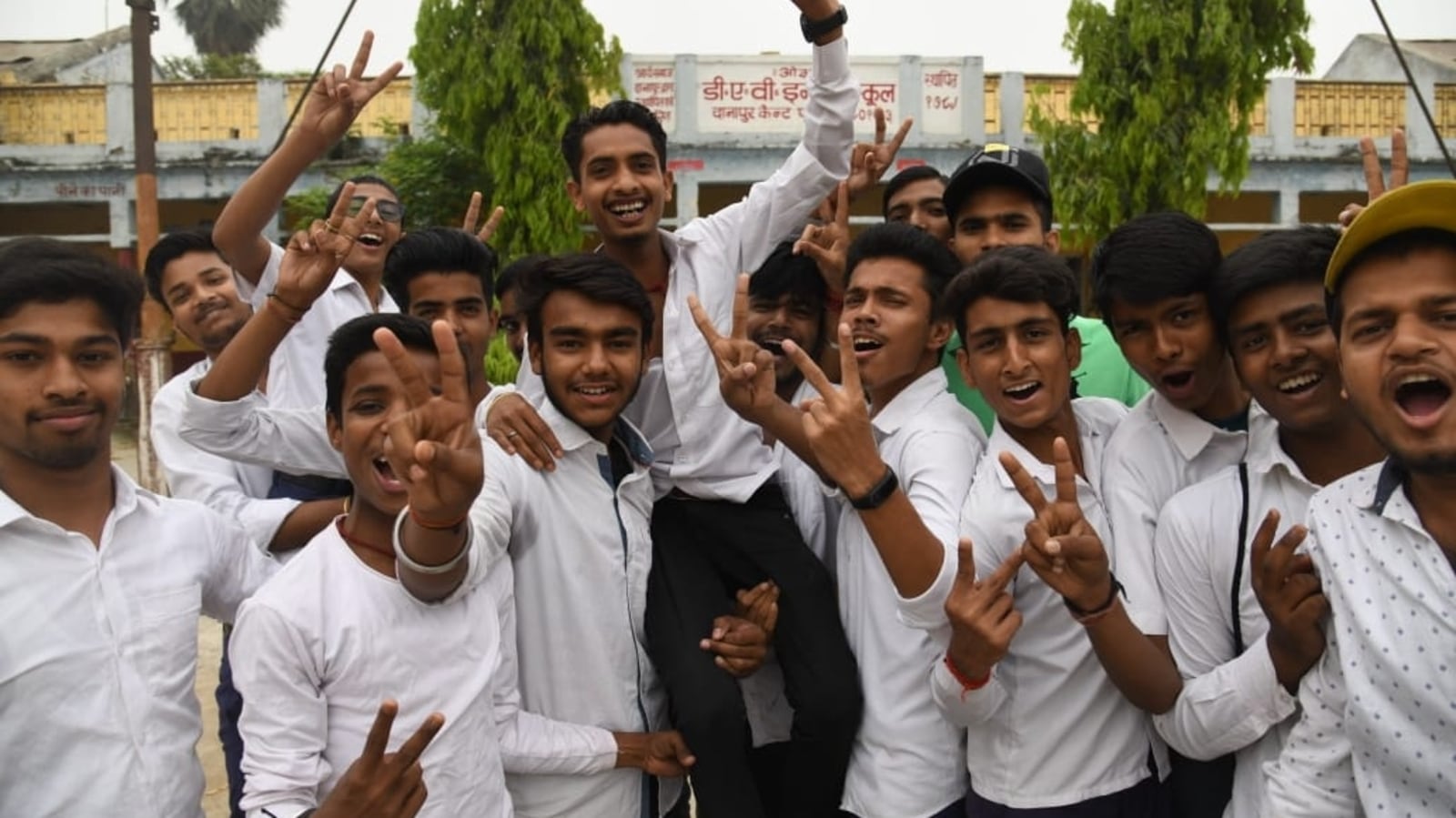 Bihar 10th Result 2022 LIVE: 79.88% pass, Aurangabad's Ramayani Roy is topper