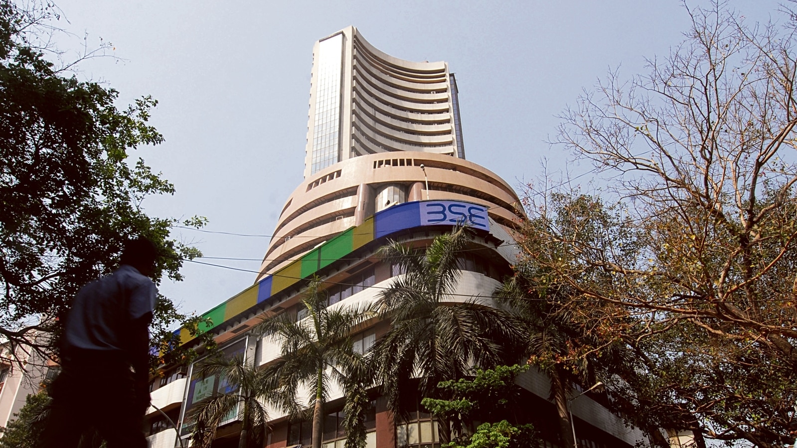 Sensex Climbs Over 127 Points In Early Trade Nifty Above 17500 Hindustan Times 