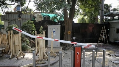 A damaged boom barrier outside Delhi CM Arvind Kejriwal’s residence, on Wednesday. (Sanchit Khanna/HT) A damaged boom barrier outside Delhi CM Arvind Kejriwal’s residence, on Wednesday. (Sanchit Khanna/HT)