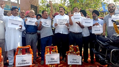 Congress workers protesting against the fuel price hike in Jammu on Thursday. (ANI) Congress workers protesting against the fuel price hike in Jammu on Thursday. (ANI)