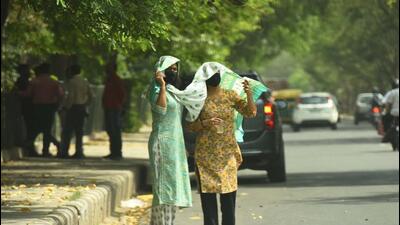 Two women were spotted using a single dupatta to shield themselves from the sun near the Medanta Hospital in Gurugram, India on Thursday. (Vipin Kumar/HT photo) Two women were spotted using a single dupatta to shield themselves from the sun near the Medanta Hospital in Gurugram, India on Thursday. (Vipin Kumar/HT photo)