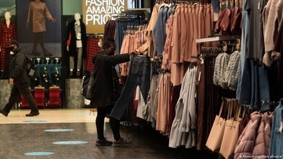 The EU Commission says the trend of 'fast fashion' is contributing to 'unsustainable patterns of overproduction and overconsumption' (Photoshot/picture alliance ) The EU Commission says the trend of 'fast fashion' is contributing to 'unsustainable patterns of overproduction and overconsumption' (Photoshot/picture alliance )